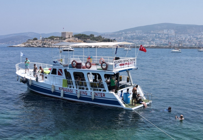 Kuşadası Dalış Merkezi Teknesi