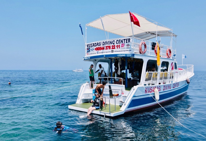 Kuşadası Dalış Merkezi Teknesi